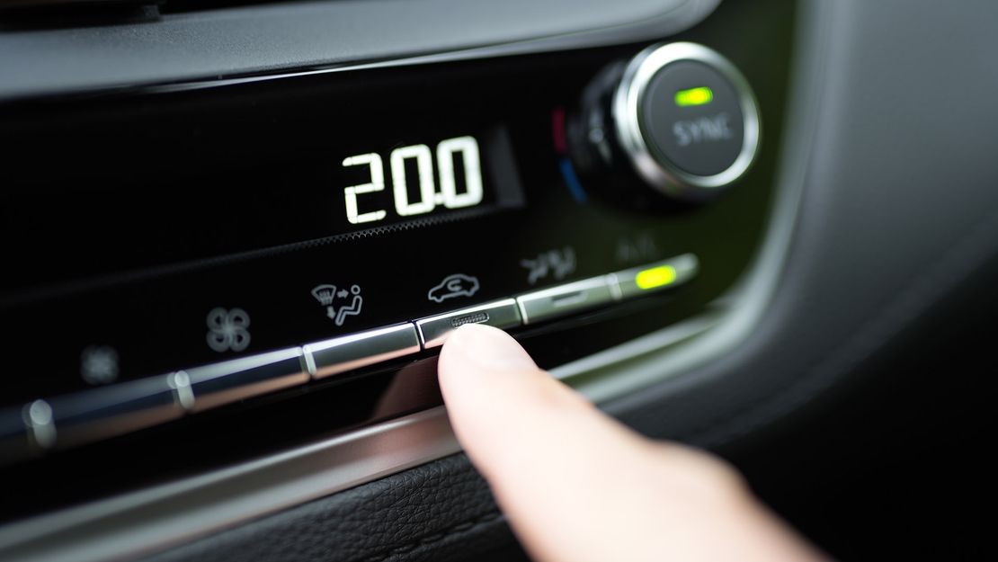 Toyota-dashboard-met-verwarming-op-20-graden-en-vinger-drukt-op-recirculatiestand